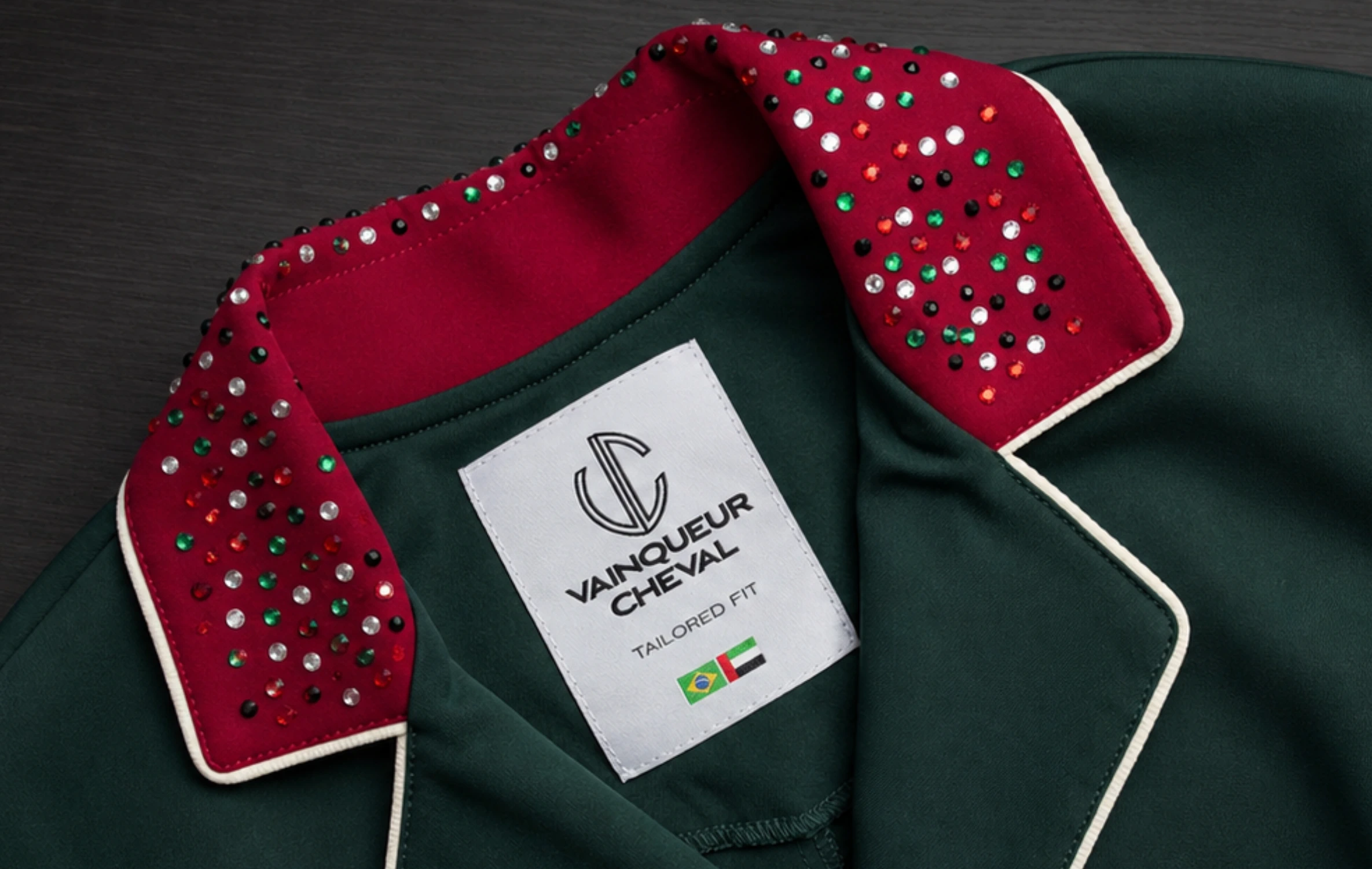 Crystal collar, piping and internal Vainqueur Cheval label