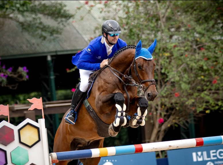 Charlie Bays competindo com uma casaca azul Vainqueur Cheval